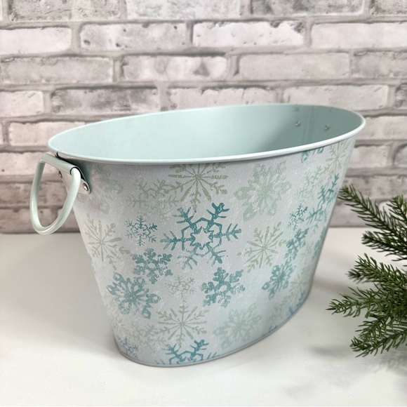 Mainstays Blue Snowflake Christmas Holiday Metal Oval Bucket With Handles - NWT - Picture 4 of 12